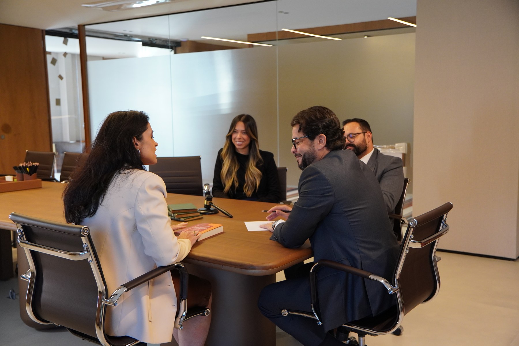 Equipe Anaximandro & Oliveira reunida no escritório
